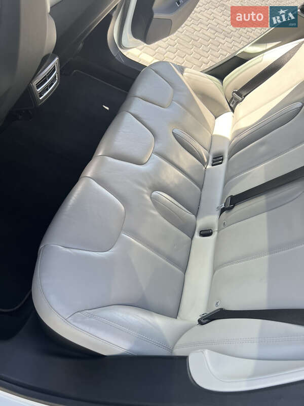 Лифтбек Tesla Model S 2015 в Львове