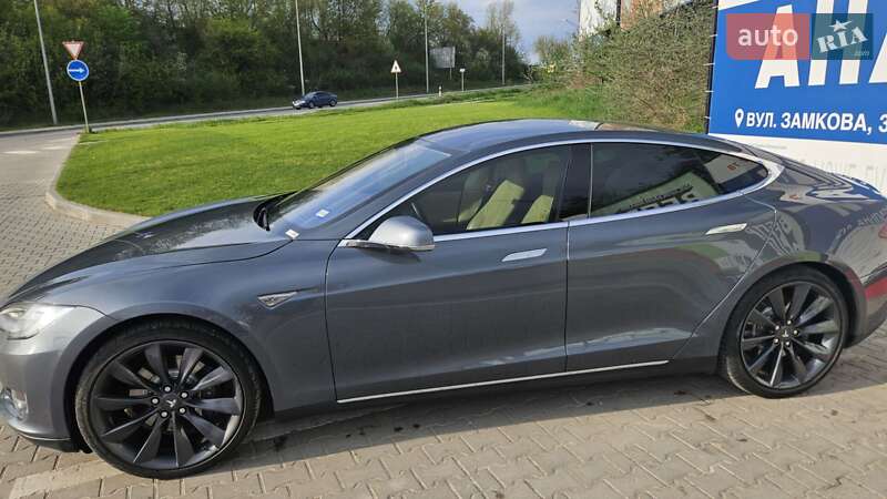 Tesla Model S 2014