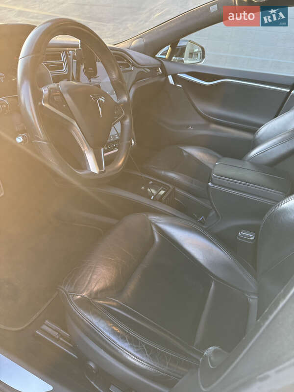 Лифтбек Tesla Model S 2015 в Киеве фото 5 Лифтбек Tesla Model S 2015 в Киеве