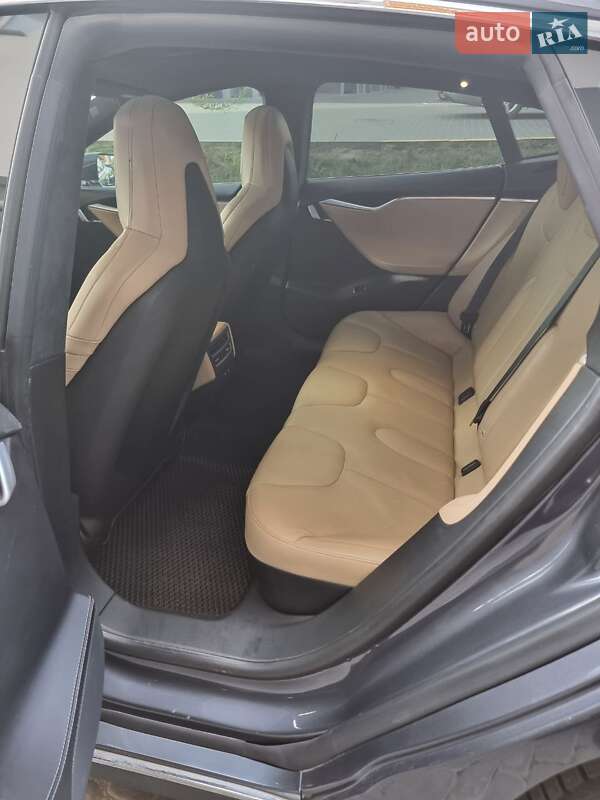 Лифтбек Tesla Model S 2015 в Виннице