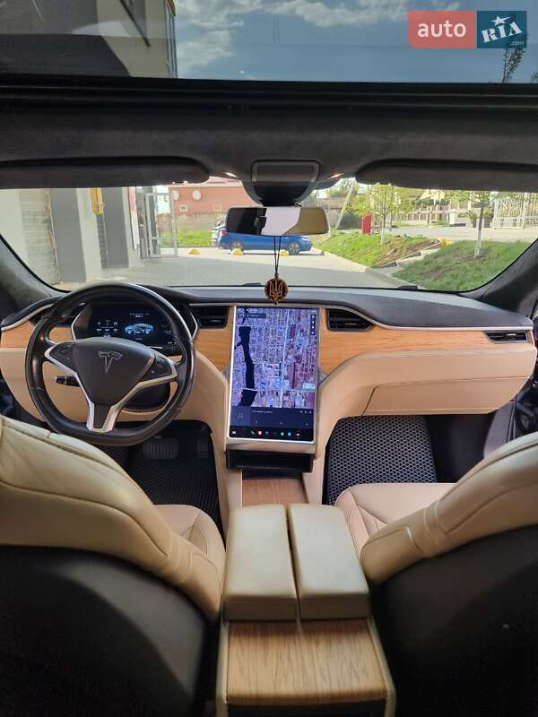 Лифтбек Tesla Model S 2015 в Виннице