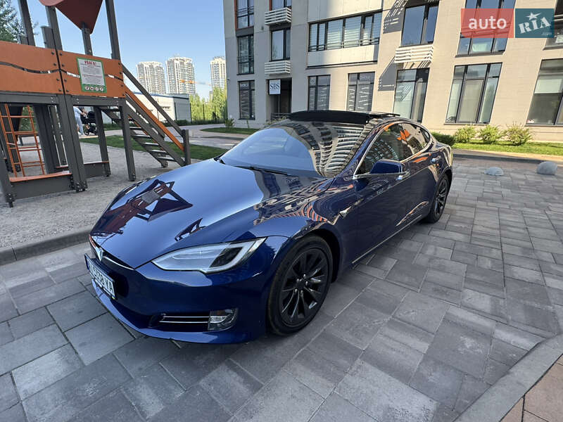 Лифтбек Tesla Model S 2016 в Киеве