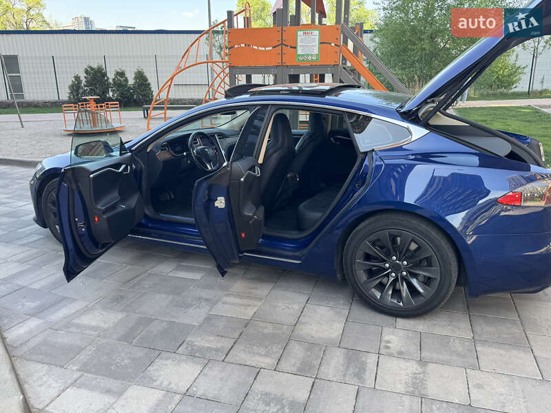 Лифтбек Tesla Model S 2016 в Киеве