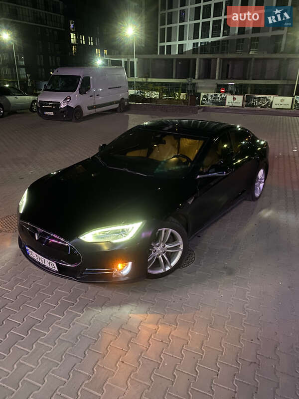 Tesla Model S 2015
