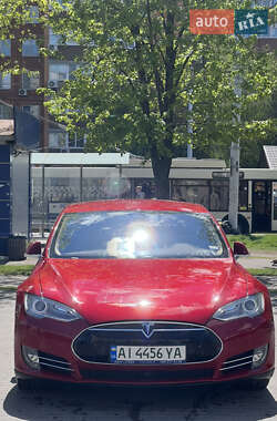 Лифтбек Tesla Model S 2015 в 