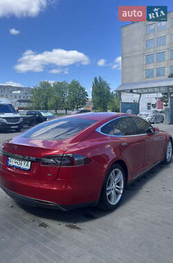 Лифтбек Tesla Model S 2015 в 