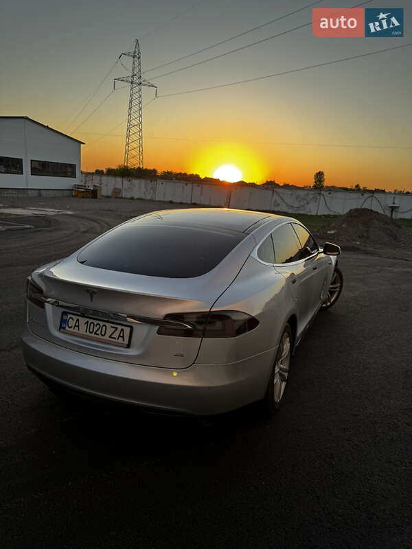Лифтбек Tesla Model S 2014 в Киеве