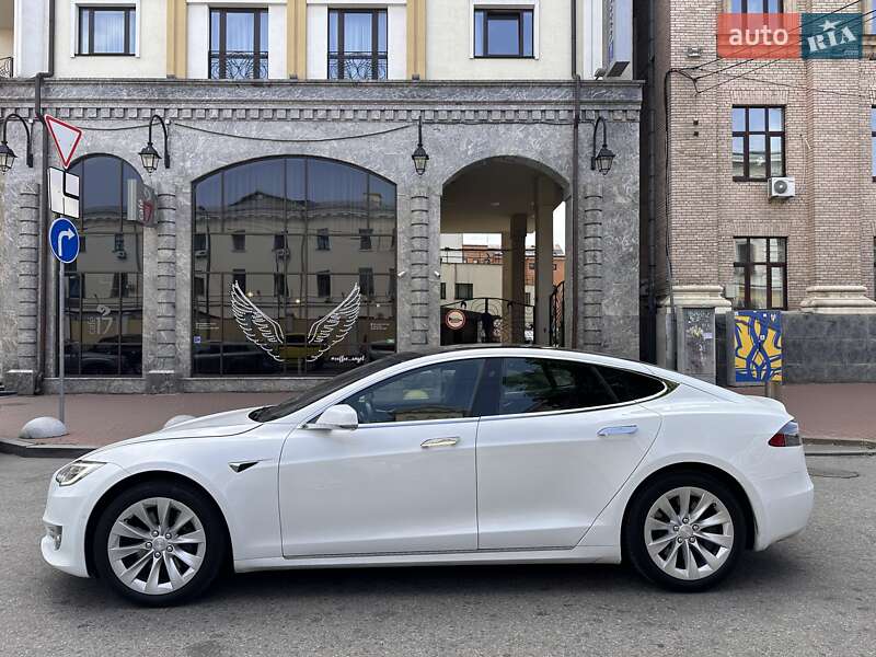 Лифтбек Tesla Model S 2018 в Киеве
