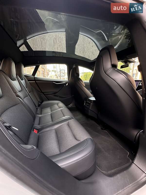 Лифтбек Tesla Model S 2018 в Киеве