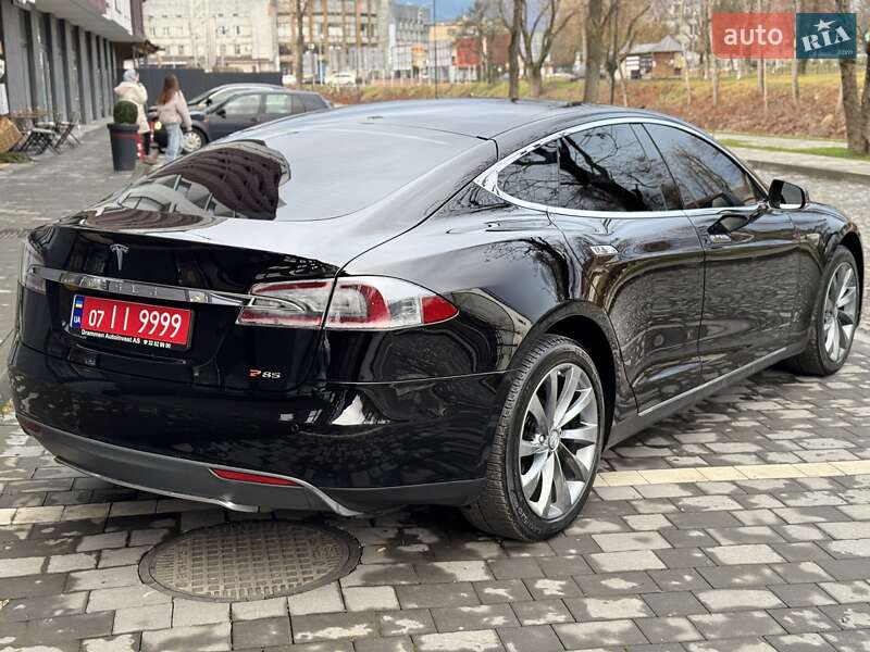 Лифтбек Tesla Model S 2013 в Сваляве