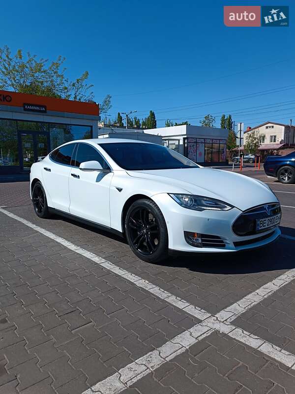 Tesla Model S 2015