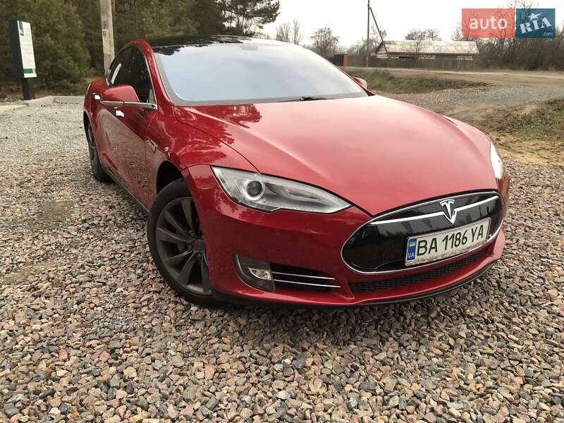 Лифтбек Tesla Model S 2014 в Саврани
