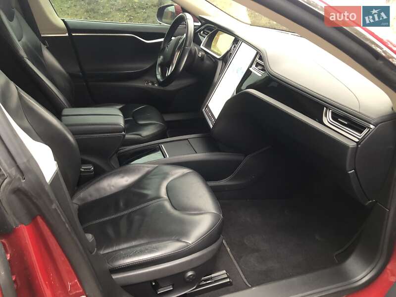 Лифтбек Tesla Model S 2014 в Саврани