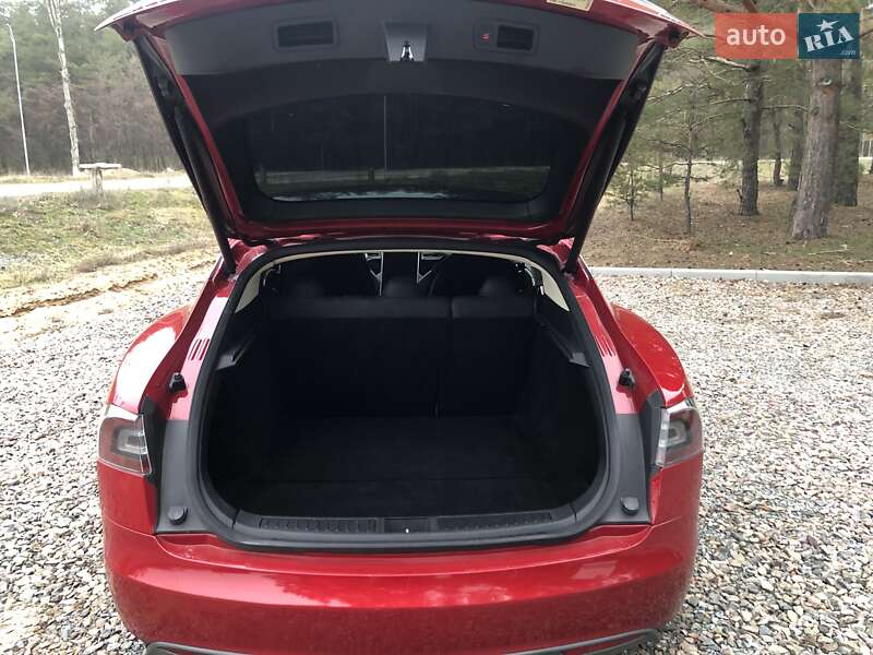 Лифтбек Tesla Model S 2014 в Саврани