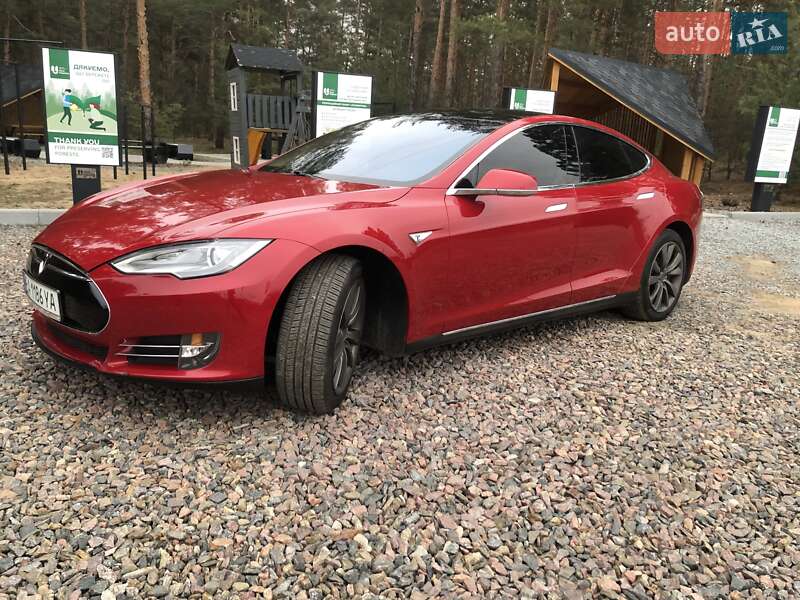 Лифтбек Tesla Model S 2014 в Саврани