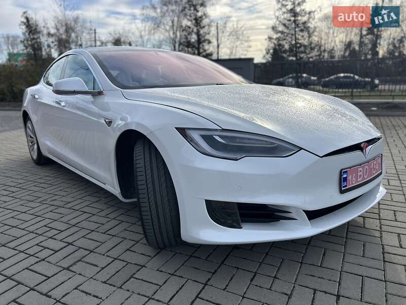 Лифтбек Tesla Model S 2017 в Львове