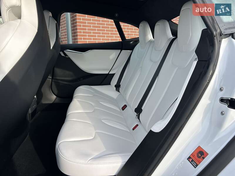 Лифтбек Tesla Model S 2017 в Львове