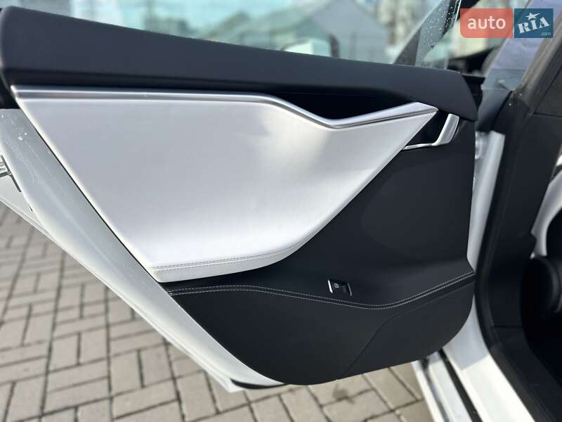 Лифтбек Tesla Model S 2017 в Львове
