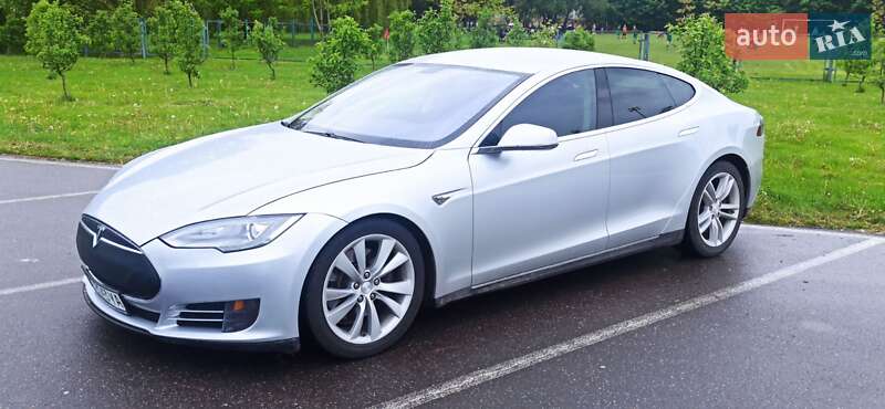 Лифтбек Tesla Model S 2013 в 