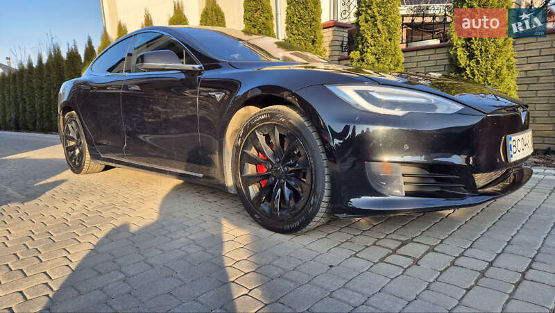 Лифтбек Tesla Model S 2017 в Львове