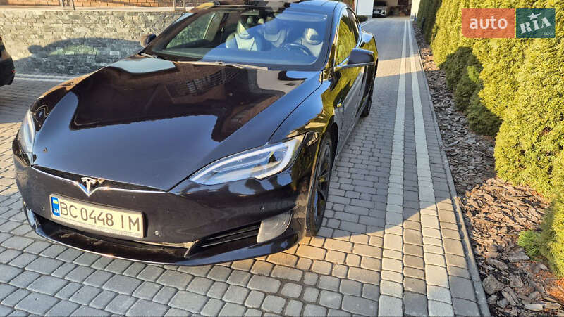 Лифтбек Tesla Model S 2017 в Львове