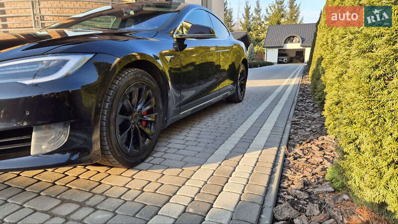 Лифтбек Tesla Model S 2017 в Львове