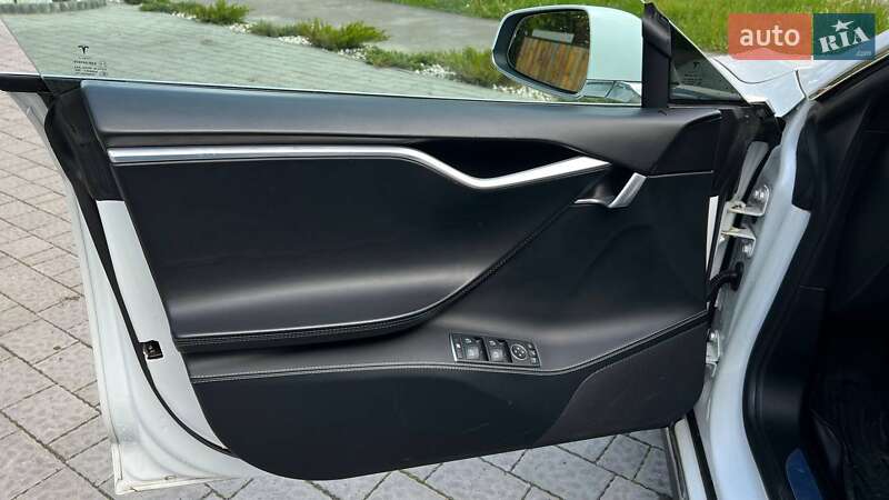 Ліфтбек Tesla Model S 2016 в Львові