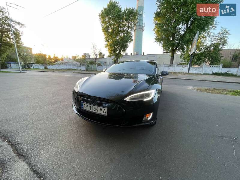 Лифтбек Tesla Model S 2014 в 
