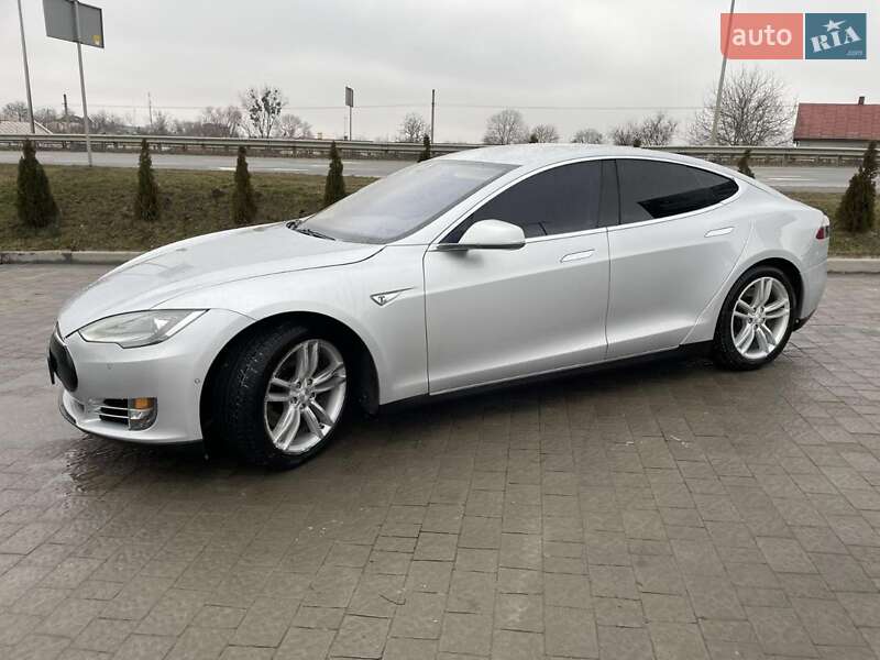 Лифтбек Tesla Model S 2015 в Львове