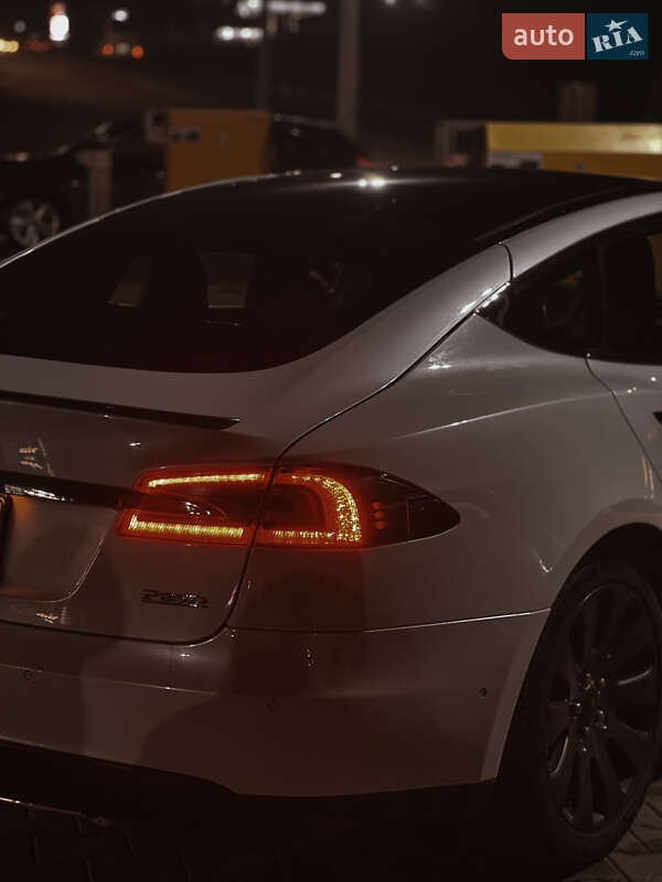 Седан Tesla Model S 2014 в Черновцах
