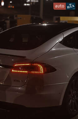 Седан Tesla Model S 2014 в 