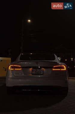 Седан Tesla Model S 2014 в 
