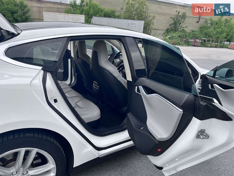 Лифтбек Tesla Model S 2015 в Виннице