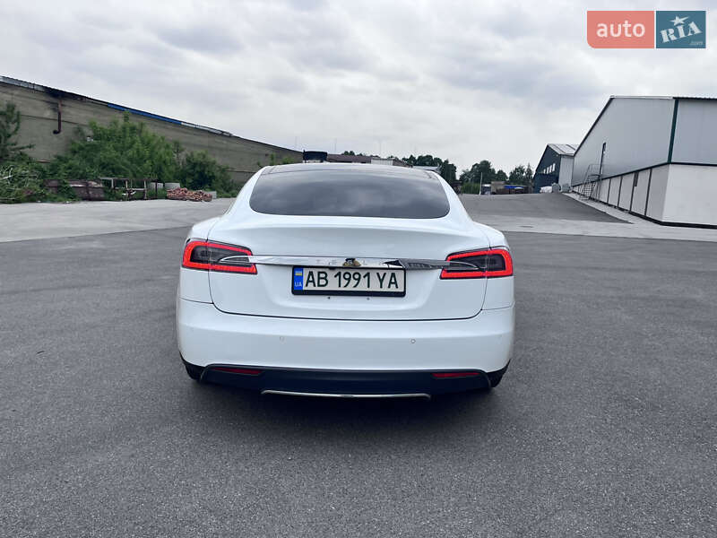 Лифтбек Tesla Model S 2015 в Виннице