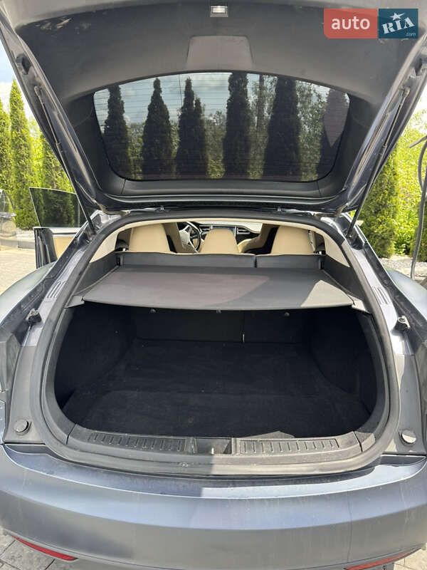 Лифтбек Tesla Model S 2015 в Ивано-Франковске