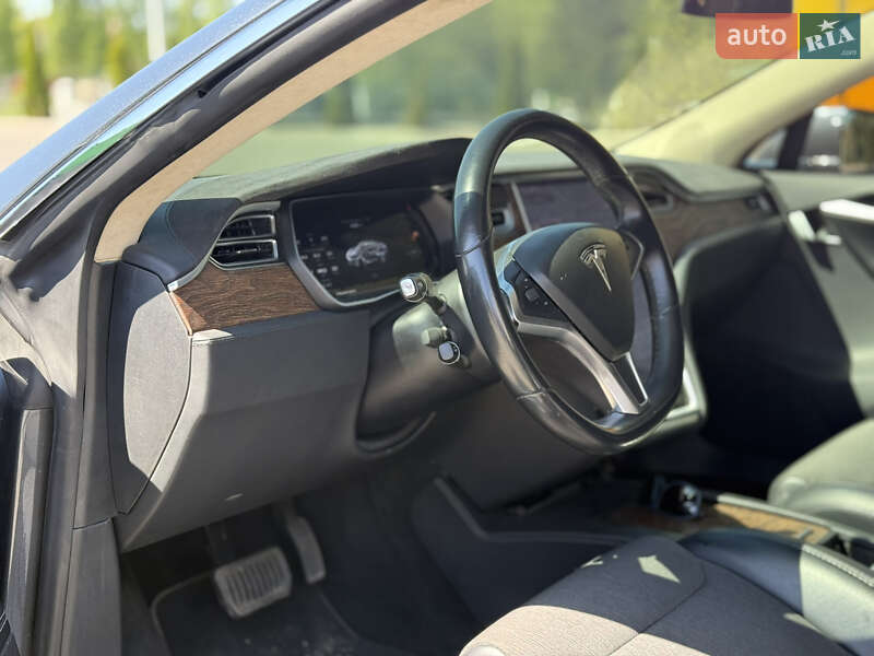 Лифтбек Tesla Model S 2017 в Кременчуге