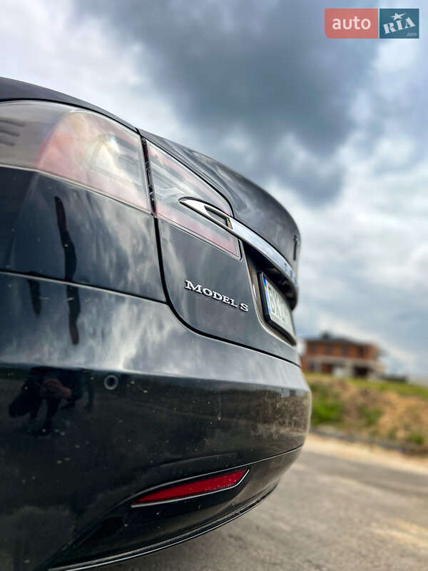 Лифтбек Tesla Model S 2017 в Ровно
