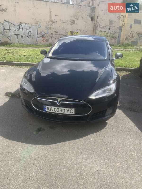 Лифтбек Tesla Model S 2014 в 