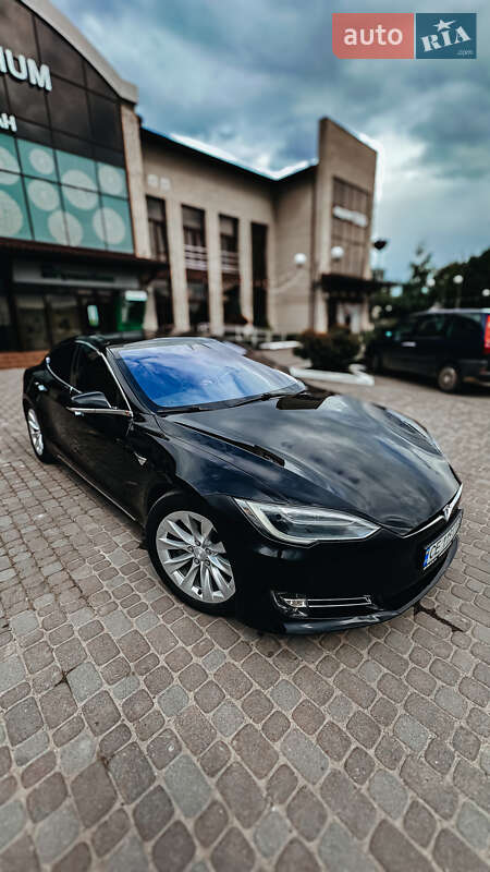 Лифтбек Tesla Model S 2018 в Черновцах