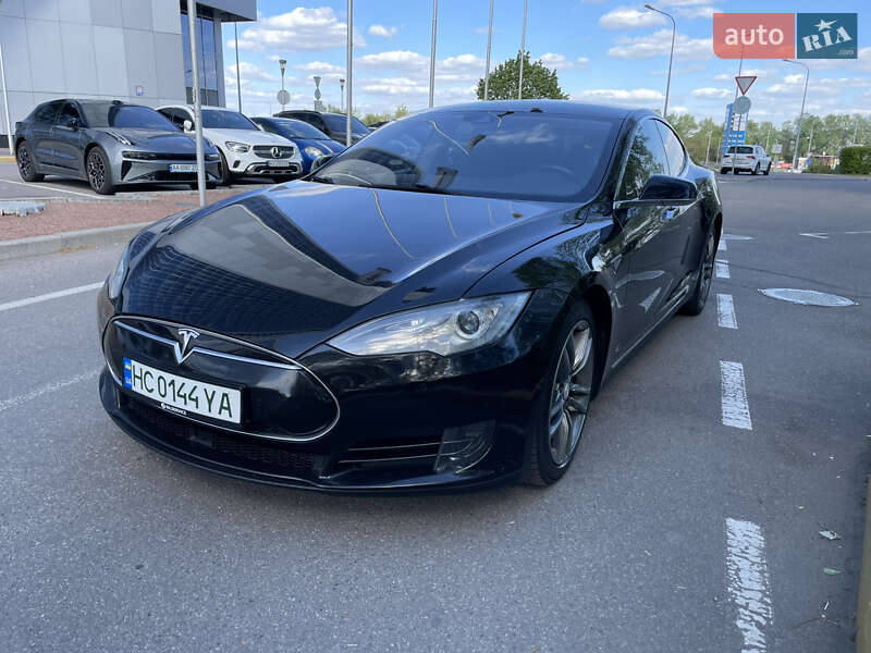 Лифтбек Tesla Model S 2015 в Киеве