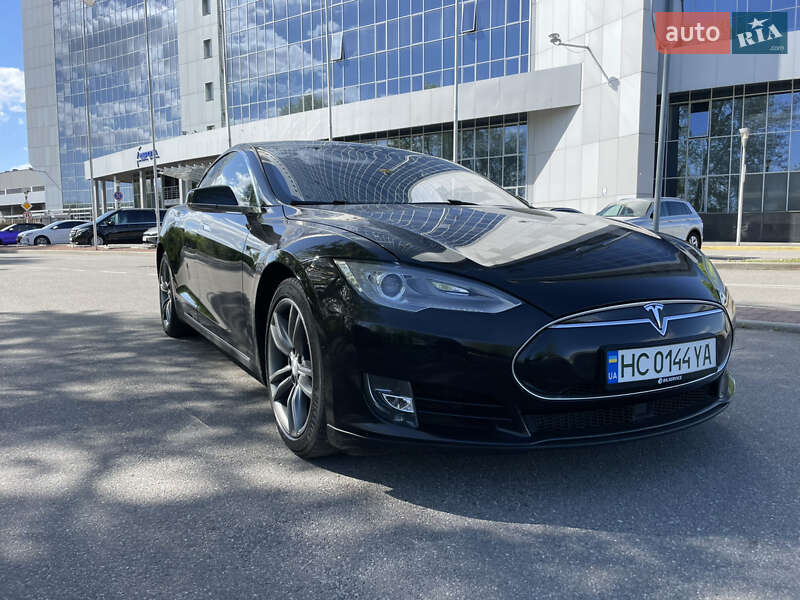 Лифтбек Tesla Model S 2015 в Киеве