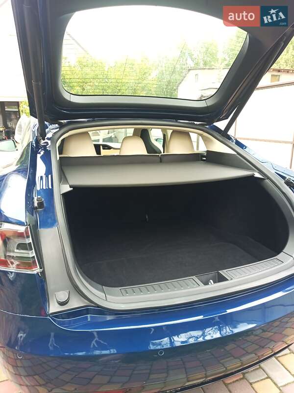 Лифтбек Tesla Model S 2018 в Киеве