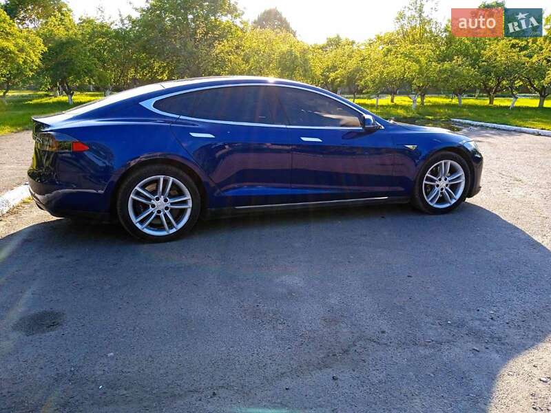 Лифтбек Tesla Model S 2016 в Иваничах