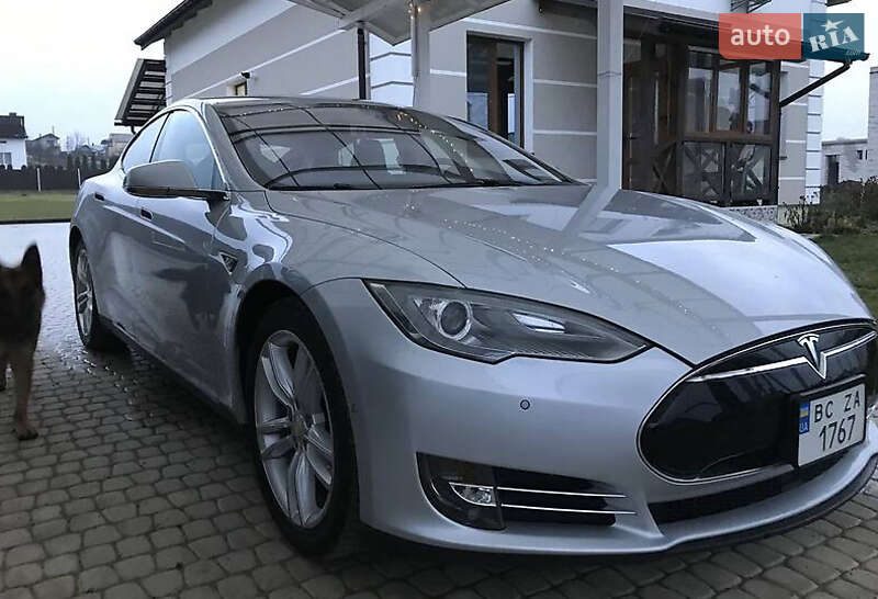 Лифтбек Tesla Model S 2014 в 