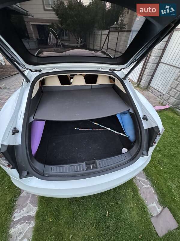 Ліфтбек Tesla Model S 2017 в Києві