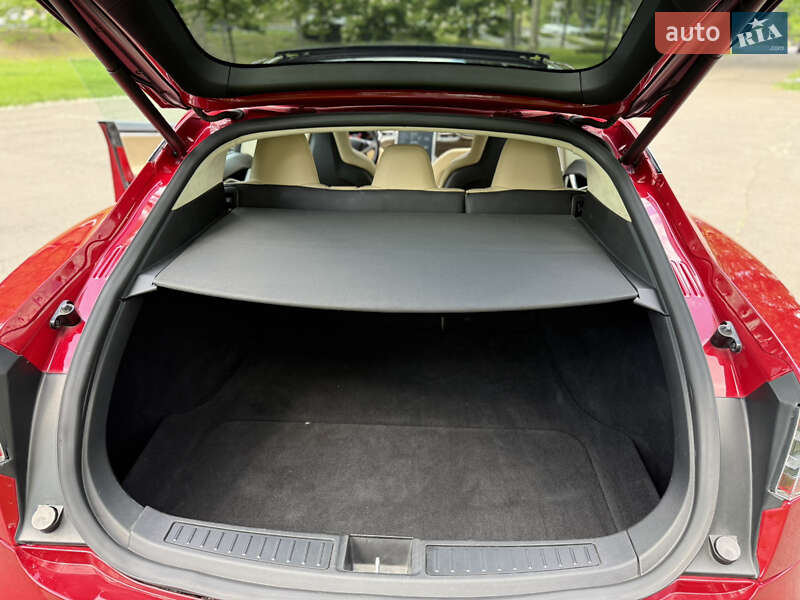 Лифтбек Tesla Model S 2015 в Киеве