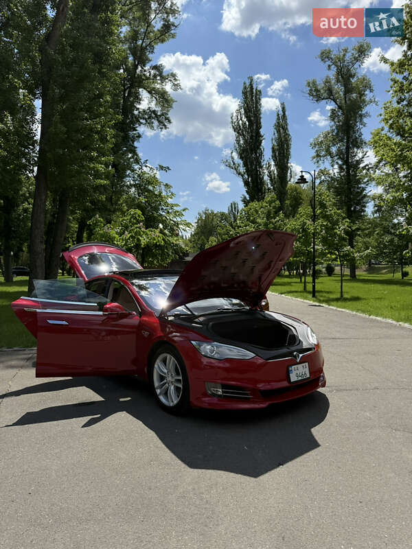 Лифтбек Tesla Model S 2015 в Киеве