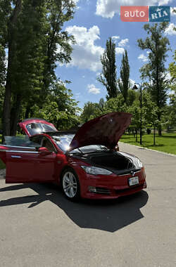 Лифтбек Tesla Model S 2015 в 