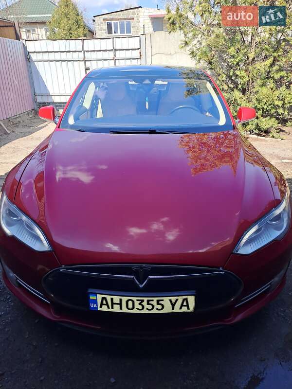 Лифтбек Tesla Model S 2015 в 