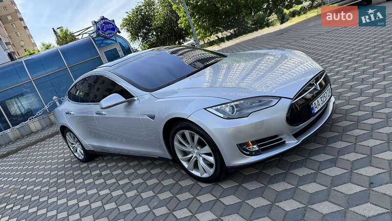 Лифтбек Tesla Model S 2014 в 